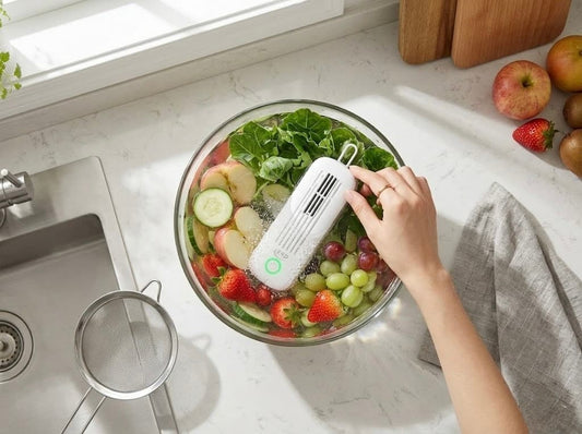 KSD Cleaner plongé dans un bol en verre avec fraises, raisins, concombres et légumes verts — purificateur alimentaire par électrolyse